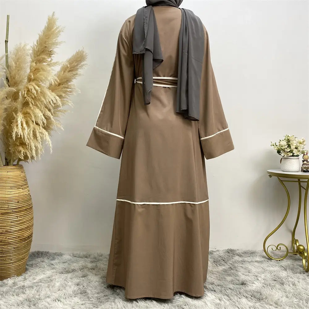 Robe musulmane à rayures contrastées
