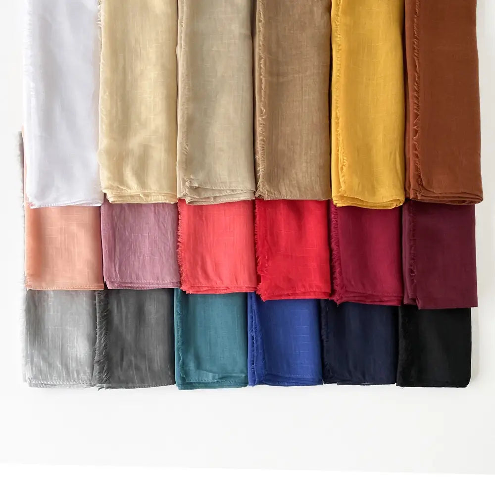Hijab musulman en coton flammé – Écharpe avec pompons 180×80cm en différentes couleurs.