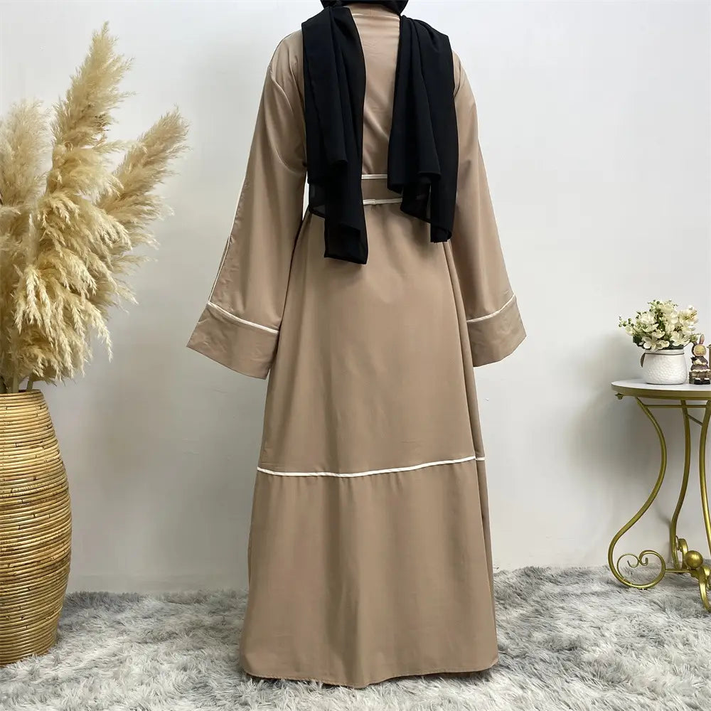 Robe musulmane à rayures contrastées