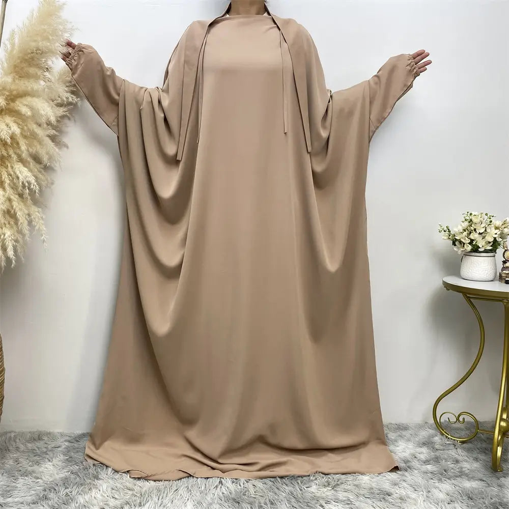 Robe musulmane transparente fendue au Moyen-Orient et à Dubaï