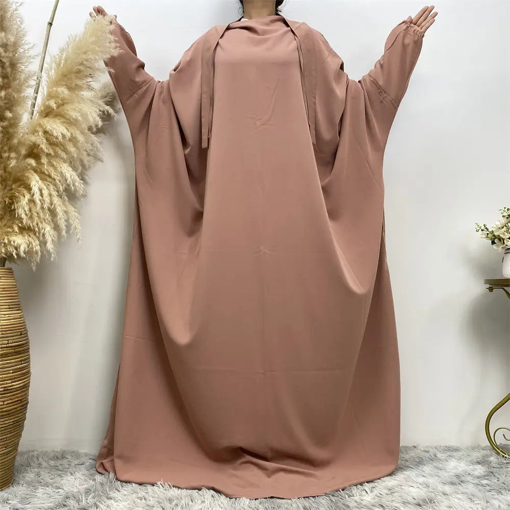 Robe musulmane transparente fendue au Moyen-Orient et à Dubaï