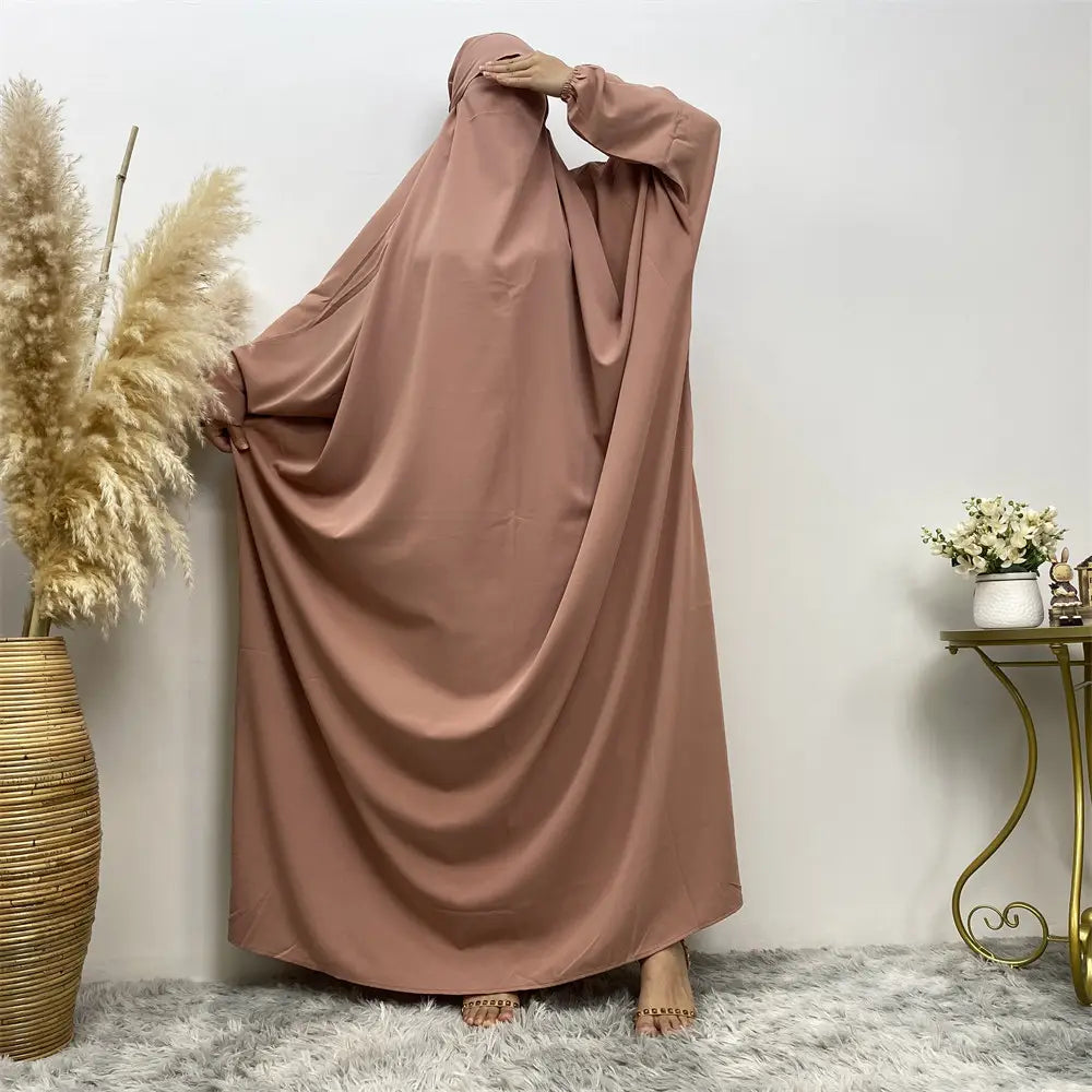 Robe musulmane transparente fendue au Moyen-Orient et à Dubaï