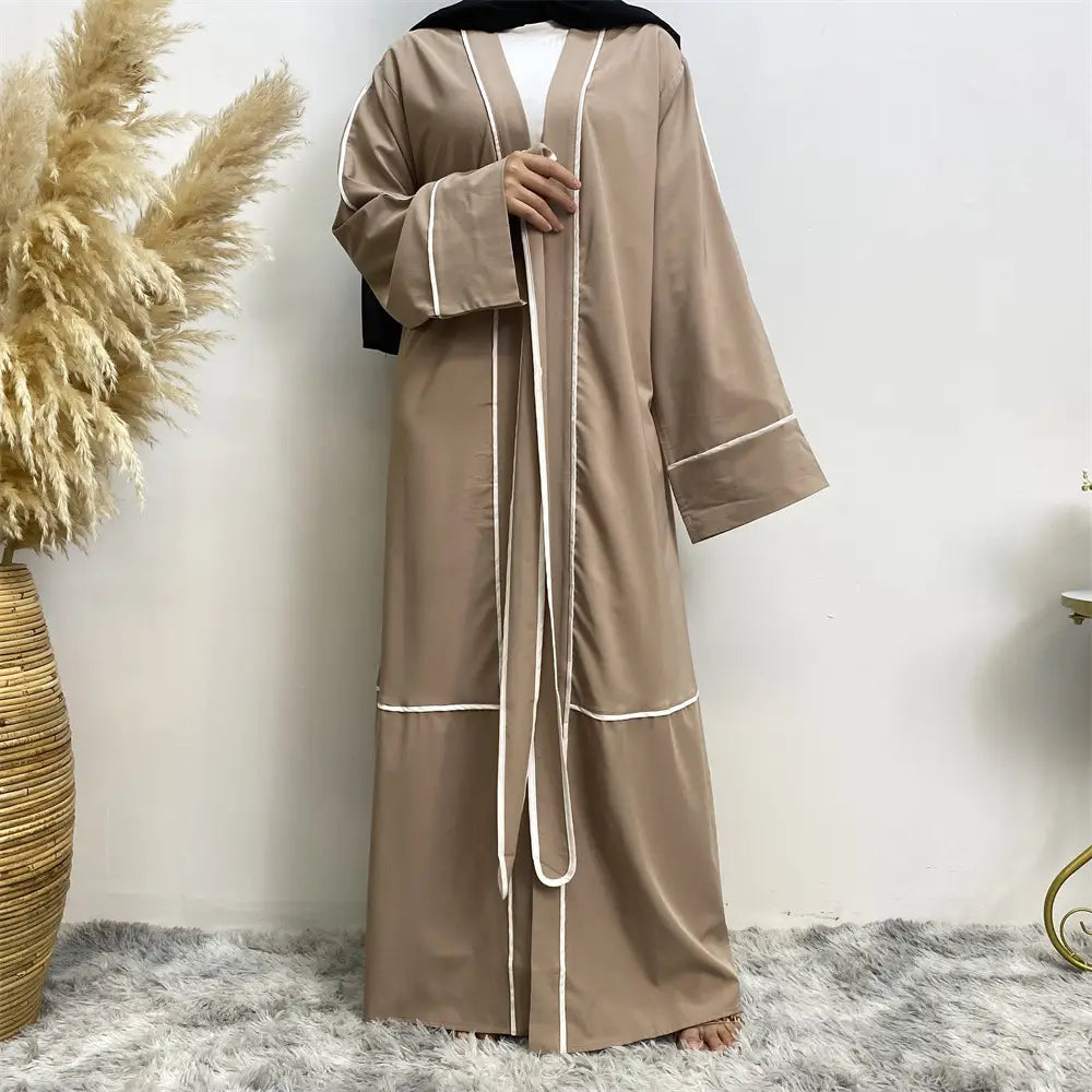 Robe musulmane à rayures contrastées