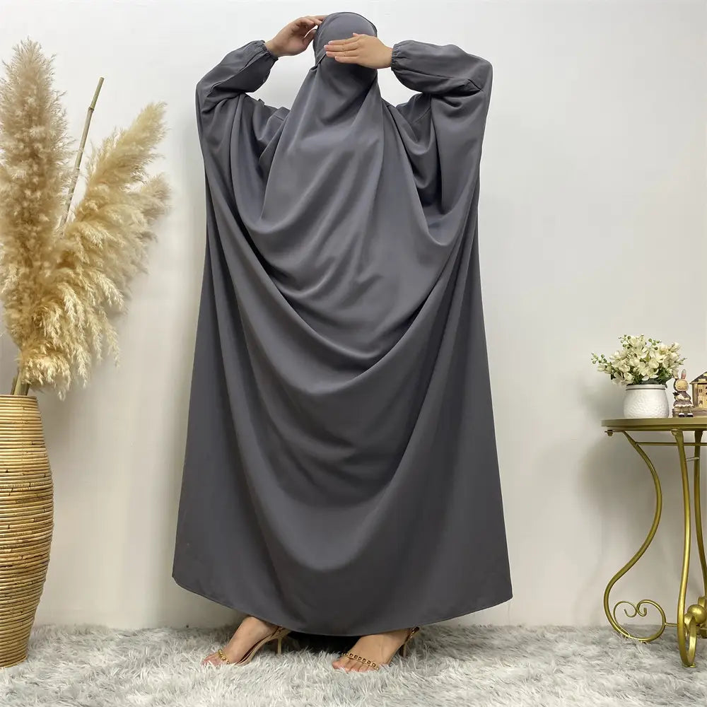 Robe musulmane transparente fendue au Moyen-Orient et à Dubaï