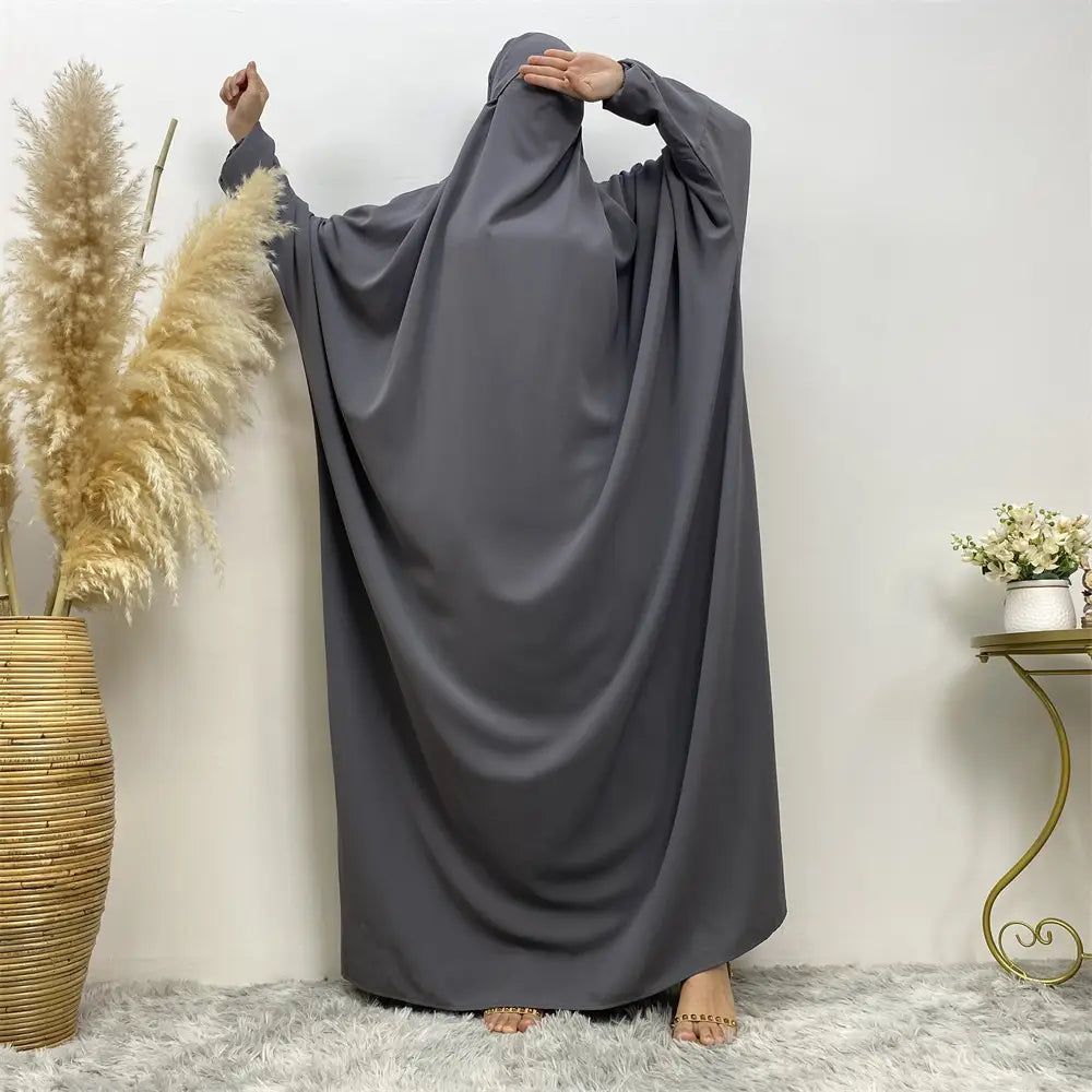 Robe musulmane transparente fendue au Moyen-Orient et à Dubaï