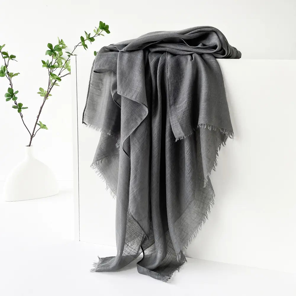 Hijab musulman en coton flammé – Écharpe avec pompons 180×80cm en différentes couleurs.